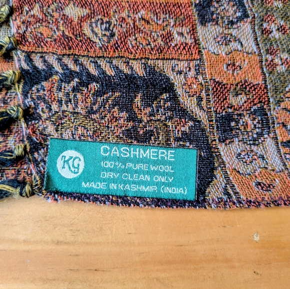 Elegant Cashmere Paisley Shawl with Fringe - Picture 5 of 7